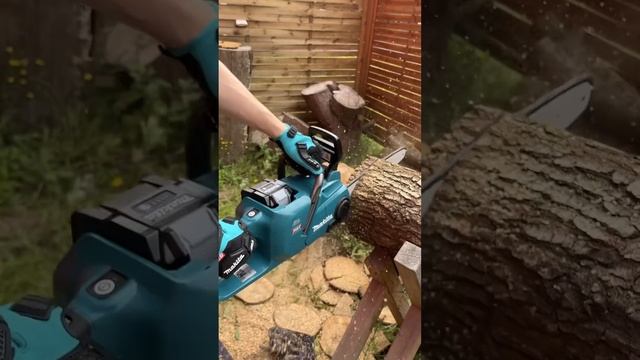 De #makita 40V max XGT brandstofloze #kettingzaag #makitatools  #chainsaw #makitaxgt #woodsculpting