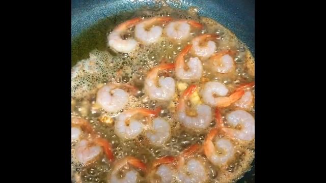 Жареные очищенные креветки на сковородке