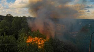 Деревянка горит дом