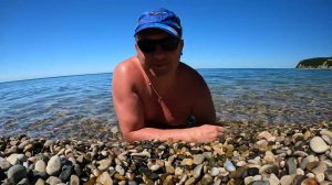 Плаваю в черном море, кристально чистая вода на пляже. Поселок Новомихайловский 2024 год. Лето.