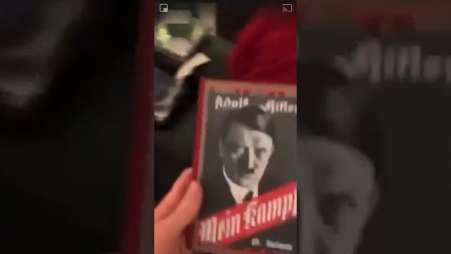 Во Франции дед подарил внуку mein kampf вместо майнкрафта )