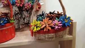 Корзинки и цветы из шишек. Поделки в детский сад или в школу
