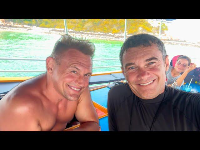 Степан Меньщиков с женой и детьми сейчас на рыбалке в Таиланде