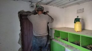 Покраска погреба. Установка лестницы в погреб и двери в курятник.