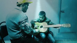 Руслан Шарипов играет на гитаре