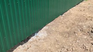 Забор из профнастила на трёх лагах