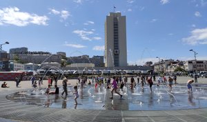 Купание в фонтане на площади. Владивосток