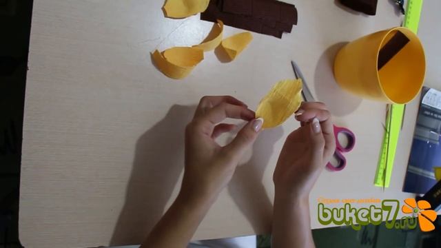 Лилия из конфет и гофрированной бумаги. Мастер-класс.