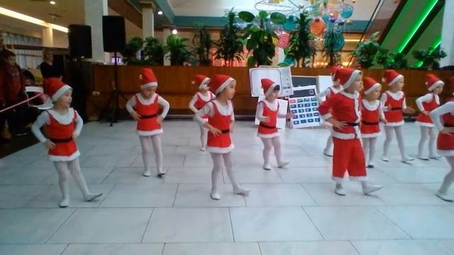 Танец маленьких помощников Деда  Мороза