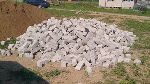 Глина из колодца и бой кирпича.