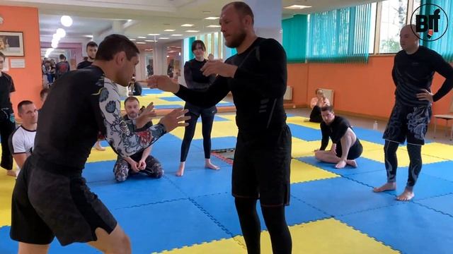 Тимур Каландия - ленивая версия висячки. Пенсионерский Flying armdar ( Запись сделана на BJF Кэмпе! смотреть онлайн