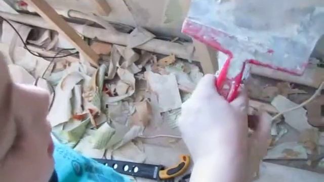 Тёмик помогает заделать дырку в стене будущий специалист 3 годика=) смотреть онлайн