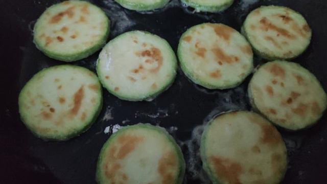 Жареные кабачки с помидорами