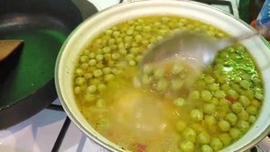 Суп из плавленных сырков с зелёным замороженным горошком.