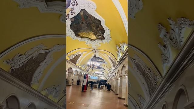 Москва,метро Комсомольская кольцевая линия очень красивое архитектурное оформление.