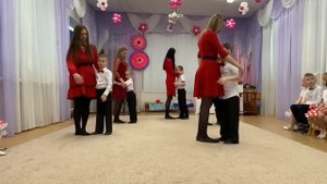 Утренник в дет.саду( 8 марта). Танец мальчиков и мам.