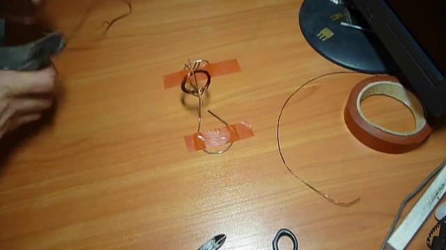 Магнитный двигатель на мини пальчиковой батарейке смотреть онлайн