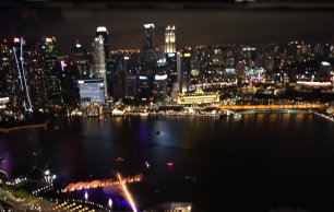 Сингапур, г. Сингапур. Лазерное шоу. Вид с крыши отеля Marina Bay Sands.