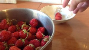 Как правильно есть клубнику.