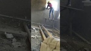 Ремонт саманного дома. Чищу стены от известковой штукатурки