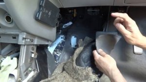 Установка подставки для левой ноги на Mazda Demio (Ford Festiva Mini Wagon)