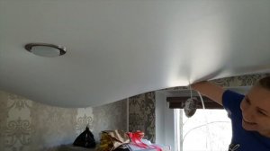 Сливаем воду с натяжного потолка))