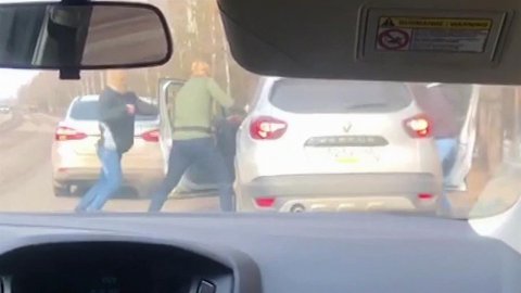 Сотрудники ФСБ задержали украинского шпиона на одной из улиц Курска прямо в машине
