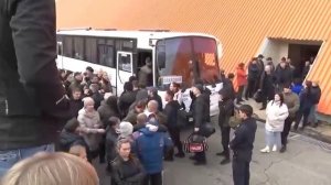 В соцсетях расходятся видео от призывных пунктов, где проходят проводы мобилизованных.