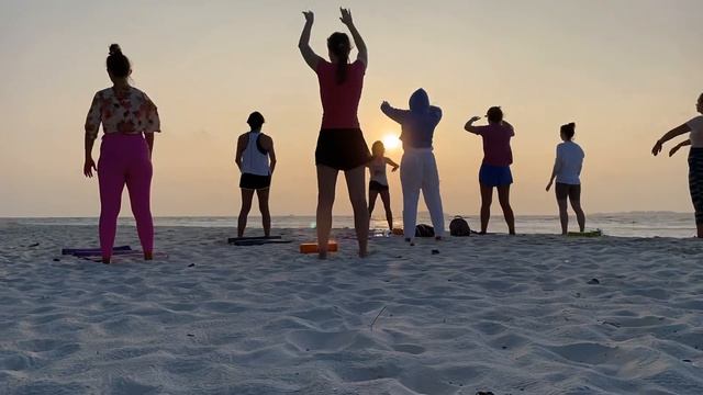 Йога-практика на рассвете. Мальдивы. Йогатур. смотреть онлайн