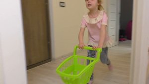 Марго и Настя Играют цветными стаканчиками Kids Margo