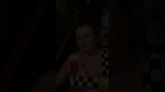 Мужик ведет себя неадекватно, кричит, матерится, угрожает смотреть онлайн