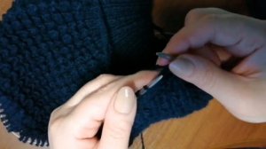 Вязаный берет спицами узором кукуруза