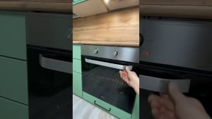 Уютная кухня в фисташковом цвете с островом. Обзор после сборки кухонного гарнитура (Кухни Planeta)