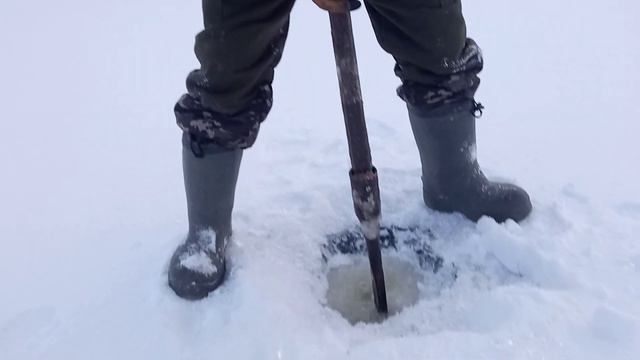 Рыбалка! Как рубить толстый лёд пешней!? смотреть онлайн