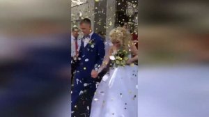 Выход молодоженов из ЗАГСа