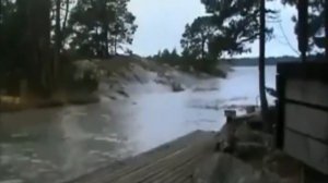 Удар молнии в реку, вода закипела