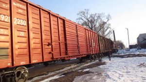 Маневровый тепловоз ТЭМ18ДМ-1299 с грузовыми вагонами