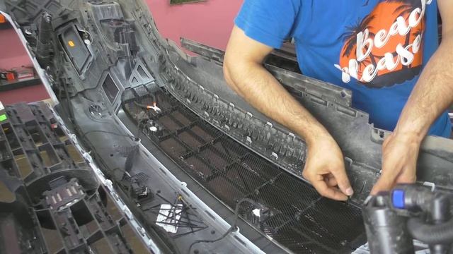 Устанавливаем сетку в бампер