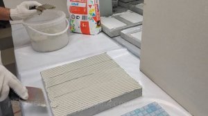 Для чего нужен белый плиточный клей?