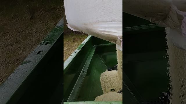 загрузка удобрений в разбрасыватель