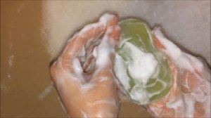 мою руки с детским мылом Тик-Так