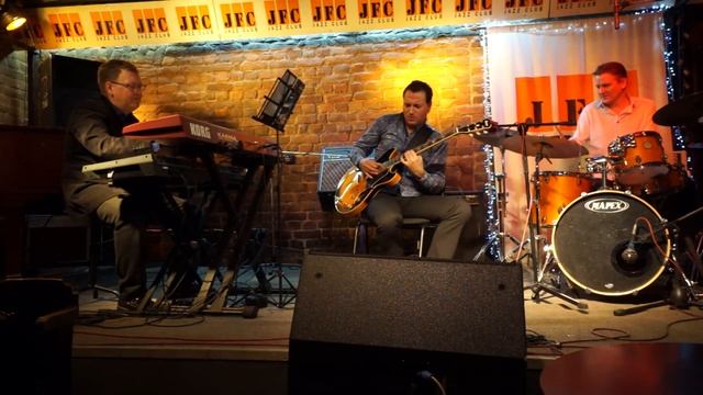 Трио Гасана Багирова - So Danco Samba смотреть онлайн