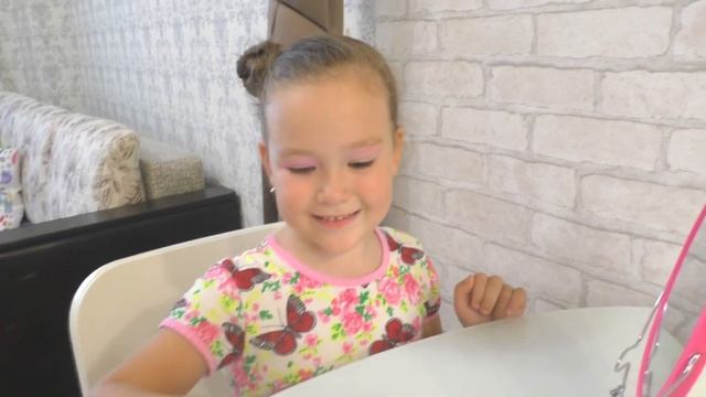 Агния красится в 5 лет! Детская косметика.  Агния шоу наносит макияж