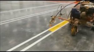 Нанесение линий сигнальной разметки на пол склада Видео | prom-marking.ru