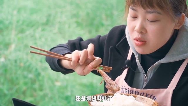 月初有錢，秋妹買大鴨子做“干鍋鴨”，直接下手啃著吃，安逸！ 【顏美食】