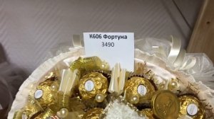 Букеты из конфет на витрине шоу-рума Идеал Букета