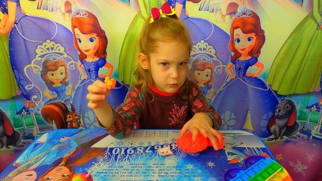 Василиса сделала обзор шарикового пластилина, делаем поделки из шарикового пластилина. смотреть онлайн