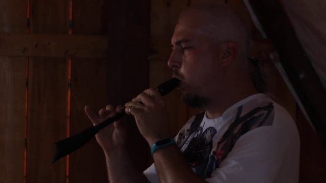 Игра на жалейке с деревянным раструбом