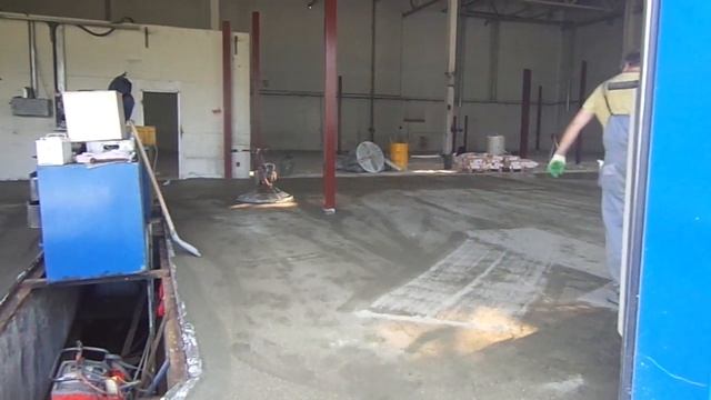 Затирка свежеуложенного бетона при устройстве бетонных полов