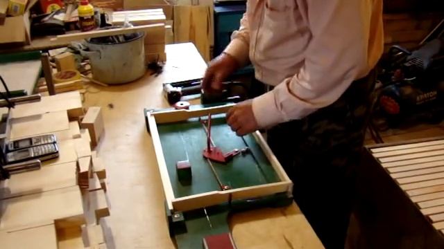 Ульевые рамки. Оснащение проволокой на "гуслях" /Натягивание проволоки/ смотреть онлайн